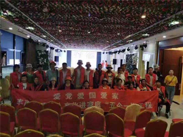 重庆渝中：足球传奇赛主题大巴亮相