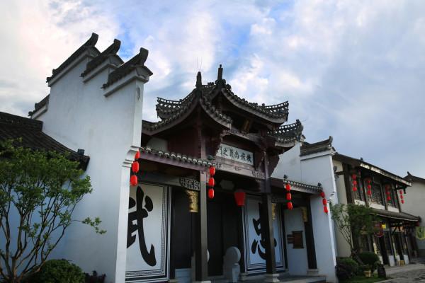 看不上国语配音就别看，边看边喷是几个意思？有些人就是看不起自己的母语，说他们啥好呢？游戏画面